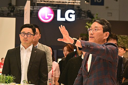 조주완(오른쪽) LG전자 최고경영자(CEO). 사진제공=LG전자