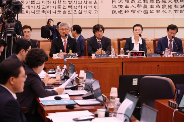 4일 서울 여의도 국회 법제사법위원회 전체회의에서 검찰 개혁 공청회가 열린 가운데 참석자들이 발언하고 있다. 연합뉴스