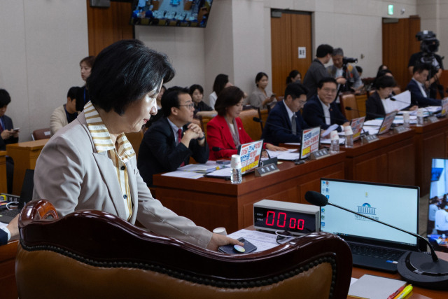 추미애 국회 법제사법위원장이 4일 서울 여의도 국회에서 열린 전체회의에 참석하고 있다. 뉴스1