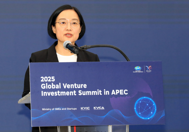 4일 오전 서귀포시 중문동 제주국제컨벤션센터에서 '2025 APEC 중소기업 장관회의' 연계 행사로 열린 '2025 글로벌 벤처투자 서밋 인 APEC'에서 한성숙 중소벤처기업부 장관이 환영사를 하고 있다.연합뉴스