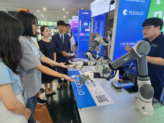 제주 ICC에 있는 ‘중소기업 기술·경영 혁신대전’ 관련 우수 중소기업 제품을 관람객들이 체험하고 있다. 사진 제공=중기부
