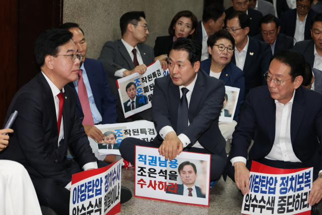 조은석 내란 특별검사팀의 국민의힘 원내대표실에 대한 압수수색 시도가 계속된 지난 3일 국민의힘 장동혁 대표와 송언석 원내대표가 서울 여의도 국회 원내대표실 앞에 앉아 대책을 논의하고 있다. 연합뉴스
