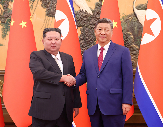 김정은(왼쪽) 북한 국무위원장이 4일 중국 베이징 인민대회당에서 시진핑 중국 국가주석과 만나 악수하고 있다. 양국 정상은 2019년 6월 이후 약 6년여 만에 양자 회담으로 마주했다. 로이터연합뉴스