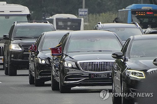 (베이징 교도=연합뉴스) 김정은 북한 국무위원장이 중국 전승절 열병식 참석차 중국 베이징에 도착한 것으로 알려진 가운데 2일 인공기를 단 차량 행렬이 베이징 시내를 지나고 있다. 2025.9.2 photo@yna.co.kr