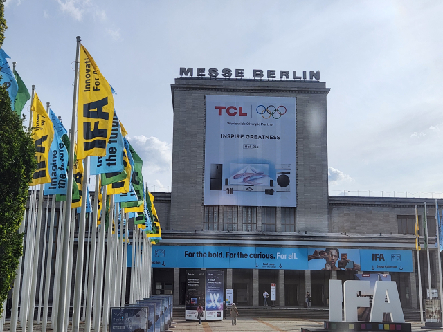 4일(현지시간) 유럽 최대 가전박람회 IFA 2025가 열리는 메세 베를린 건물에 중국 TCL 광고가 부착돼 있다. 노우리 기자