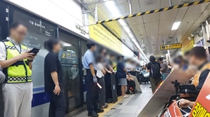 전장연, 지하철 4호선 출근길 집회중…"이재명 정부 장애인 이동권 구멍"