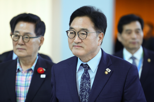 중국 베이징에서 열리는 '항일전쟁 및 세계 반파시스트 전쟁 승전(전승절) 80주년 열병식'에 참석하는 우원식(가운데) 국회의장과 박지원(왼쪽) 더불어민주당 의원이 2일 인천국제공항 제1여객터미널로 출국하고 있다. 연합뉴스