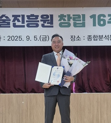손동철 휴온스엔 대표가 농촌진흥청장 표창을 받은 후 기념촬영을 하고 있다. 사진 제공=휴온스