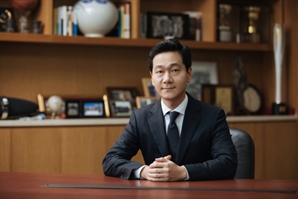 이승찬 계룡장학재단 이사장, 학생들의 꿈 응원하는 장학금 전달