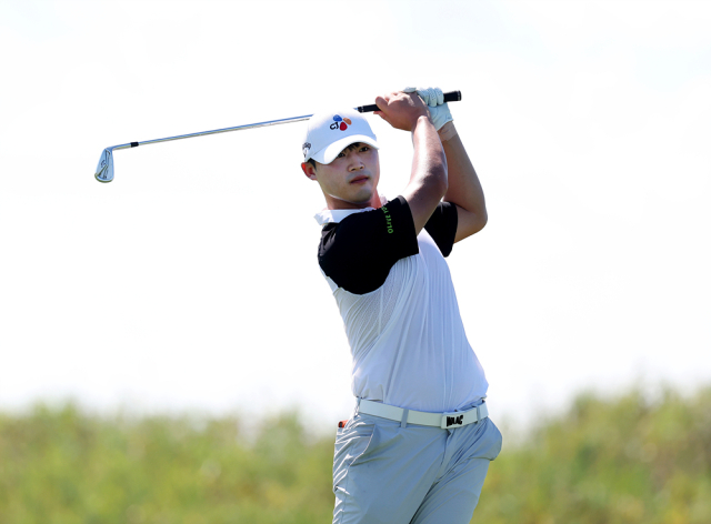 KPGA 투어 파운더스컵 2라운드 16번 홀에서 아이언 샷을 날리는 배용준. 사진 제공=KPGA
