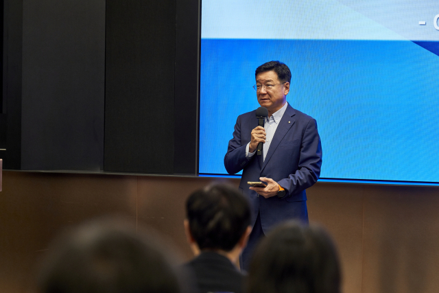 이찬희 삼성 준법감시위원회 위원장이 4일 열린 2025 삼성 준법감시위원회 컴플라이언스 워크숍에서 인사말을 하고 있다. 사진 제공=삼성 준법감시위원회