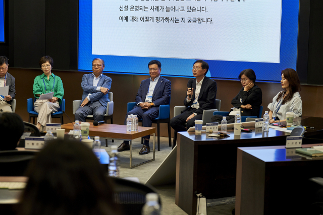 삼성 준법감시위원회 위원들과 관계사 준법지원조직 실무자들이 이달 4일 열린 2025 삼성 준법감시위원회 컴플라이언스 워크숍에서 논의하고 있다. 사진 제공=삼성 준법감시위원회