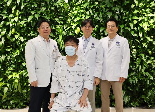 박무석(뒷줄 왼쪽부터) 세브란스병원 호흡기내과 교수, 양영호 흉부외과 교수, 이진구 흉부외과 교수가 600번째 폐 이식수술을 진행한 환자(앞줄)와 기념 촬영을 하고 있다. 사진 제공=세브란스