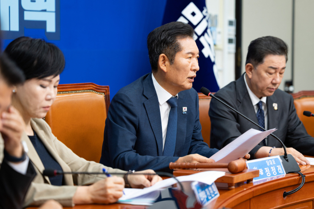 정청래 더불어민주당 대표가 5일 서울 여의도 국회에서 열린 최고위원회의에서 모두발언을 하고 있다. 뉴스1