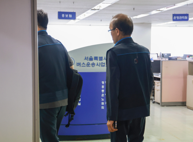 5일 서울 송파구 교통회관 내 서울시버스운송사업조합에서 열린 서울시버스노동조합과 사업조합의 중앙노사교섭위원회(10차 본교섭)에 참석하기 위해 노조 측 교섭위원들이 교섭장으로 향하고 있다. 노사는 지난 5월 28일 비공식 교섭 결렬 이후 실무 차원의 접촉만 이어오다 약 3개월 만에 임금·단체협약 공식 교섭을 재개한다. 핵심 쟁점인 통상임금을 둘러싼 입장차가 여전해 당장 타결까지 이어지기는 어려울 전망이다. 연합뉴스