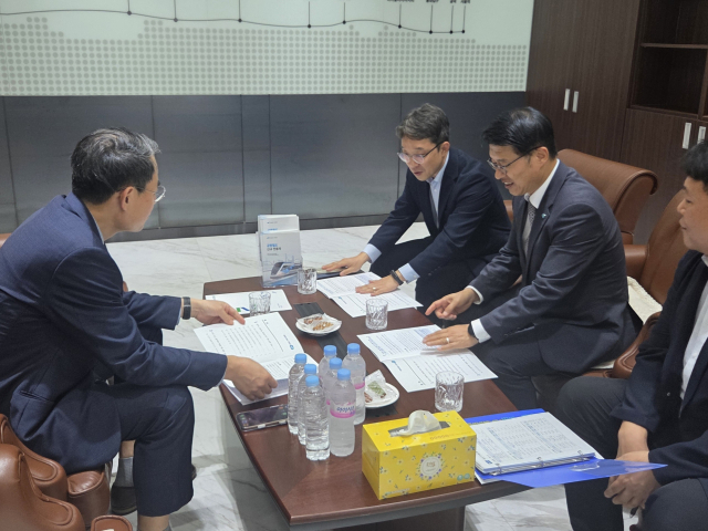 김대순 경기도 행정2부지사(오른쪽 두번째)가 5일 서울역 내 접견실에서 강희업 국토교통부 제2차관(왼쪽)과 경기도 철도 현안을 논의하고 있다. 사진 제공=경기도