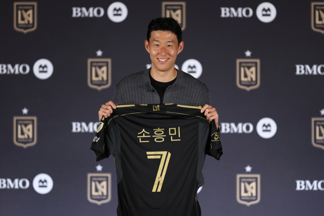 손흥민이 6일(현지시간) 미국 로스앤젤레스(LA) BMO 스타디움에서 열린 로스앤젤레스FC(LAFC) 입단 기자회견에서 유니폼을 들고 기념촬영을 하고 있다. 2025.8.7. LAFC 구단 제공