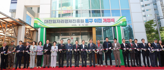 이장우(왼쪽에서 열한번째) 대전시장과 백운교(″열세번째) 대전일자리경제진흥원장이 이전 개청식에서 테이크커팅을 하고 있다. 사진제공=대전일자리경제진흥원