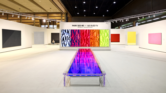 박서보 화백의 작품을 LG OLED TV의 기술력으로 재해석한 전시 '박서보XLG OLED TV: 자연에서 빌려온 色' 전시 전경. 사진 제공=LG전자