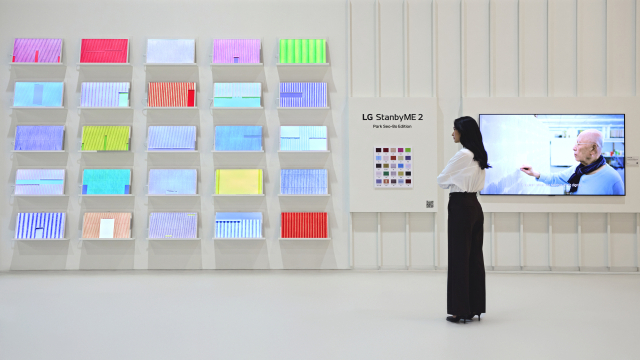 박서보 화백의 작품을 LG OLED TV의 기술력으로 재해석한 전시 '박서보XLG OLED TV: 자연에서 빌려온 色' 전시 전경. /사진제공=LG전자