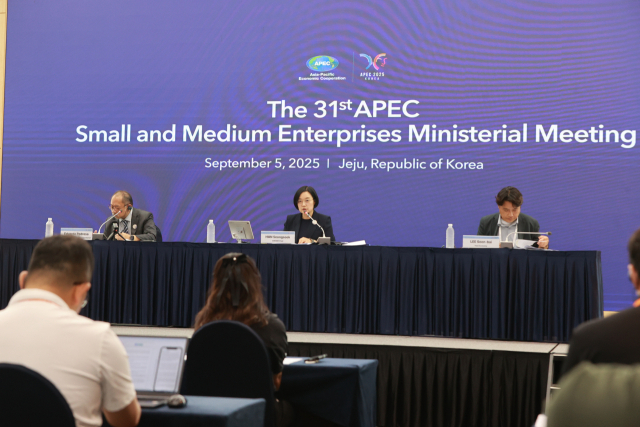 한성숙(가운데) 중기부 장관이 ‘APEC 중소기업 장관회의’ 프레스 컨퍼런스에서 회의성과에 대한 설명을 하고 있다. 사진 제공=중기부