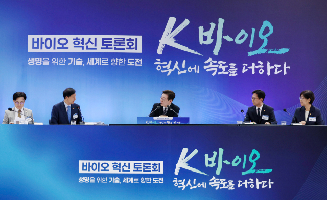 이재명 대통령이 5일 인천 송도 컨벤시아에서 열린 바이오 혁신 토론회에서 발언하고 있다. 왼쪽부터 김정관 산업부 장관, 구윤철 경제부총리 겸 기획재정부장관, 이재명 대통령, 배경훈 과기부 장관, 정은경 복지부 장관. 연합뉴스
