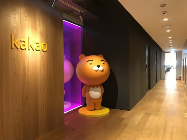 카톡에 챗GPT 붙이고 대규모 채용하고…카카오에 부는 新바람, 주가는?
