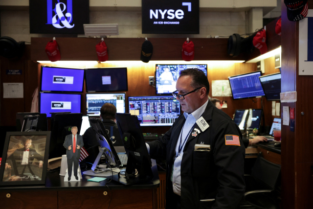 지난 4일(현지 시간) 뉴욕증권거래소(NYSE)에서 한 거래중개인이 모니터를 들여다보고 있다. 로이터연합뉴스