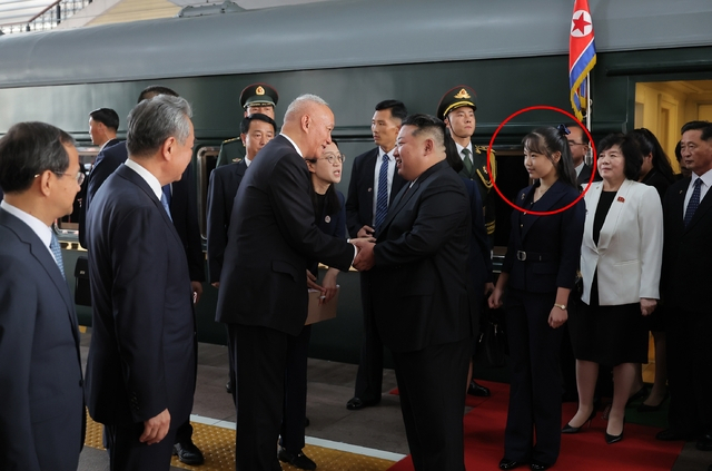 2일 중국 수도 베이징에 도착한 김정은 북한 국무위원장 뒤에 딸 김주애가 서 있다. 조선중앙통신연합뉴스