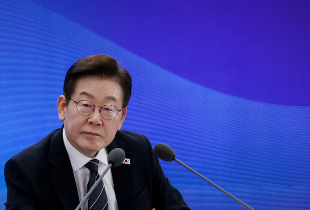 이재명 대통령이 5일 인천 송도 컨벤시아에서 열린 바이오 혁신 토론회에서 참석자의 발언을 듣고 있다. 연합뉴스