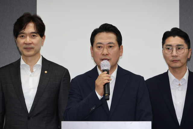 장동혁 국민의힘 대표가 28일 인천국제공항공사 항공교육원에서 현안 관련 기자간담회를 하고 있다.