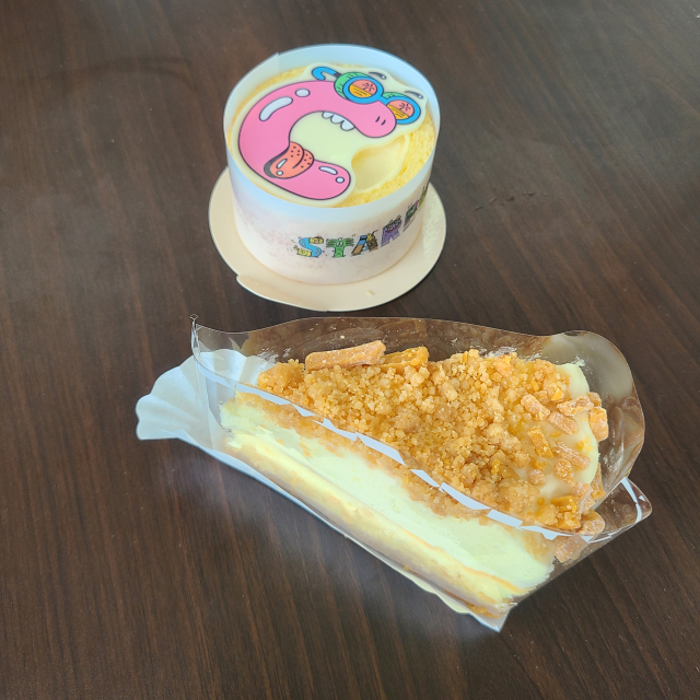 멜팅 리코타 슈크림 케이크(위)와 옥수수 크럼블 치즈 케이크.