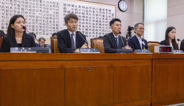 5일 국회에서 열린 법제사법위원회 법안심사1소위원회에서 열린 검찰 개혁 입법청문회에서 서울 남부지검에서 건진 전성배씨 관련한 수사를 담당했던 검사들과 압수수색 증거품인 '관봉권'을 관리했던 검찰 수사관들이 출석하고 있다. 연합뉴스