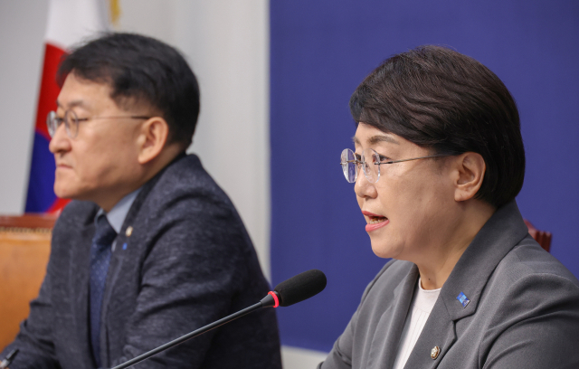 김선민 조국혁신당 당대표 권한대행이 5일 서울 여의도 국회에서 열린 현안 관련 기자간담회에서 당내 성비위 사건과 관련한 입장을 말하고 있다. 연합뉴스