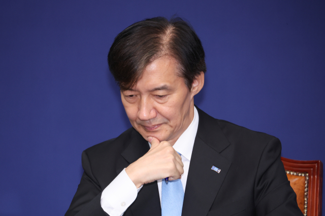 조국 조국혁신당 혁신정책연구원장이 1일 서울 여의도 국회에서 열린 최고위원회의에서 김선민 당대표 권한대행의 발언을 듣고 있다. 연합뉴스