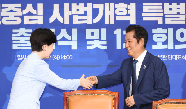 지난달 12일 서울 여의도 국회에서 열린 더불어민주당 국민중심 사법개혁특별위원회 출범식 및 1차 회의에서 특위 위원장을 맡은 백혜련 의원이 정청래 대표와 인사하고 있다. 연합뉴스