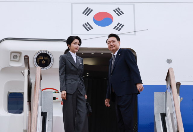 윤석열 전 대통령과 김건희 여사가 지난해 10월 6일 성남 서울공항에서 필리핀, 싱가포르 국빈 방문 및 라오스 아세안 정상회의를 위해 출국하며 전용기인 공군 1호기에 오르고 있다. 연합뉴스