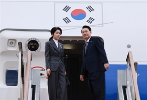 尹 해외 순방 전용기 탑재 목록에…‘참이슬 프레쉬’ 페트 10병 