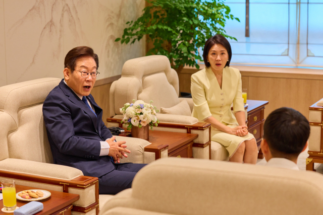 "어떤 팝콘 좋아해요"…李대통령, 어린이들과 영화관람