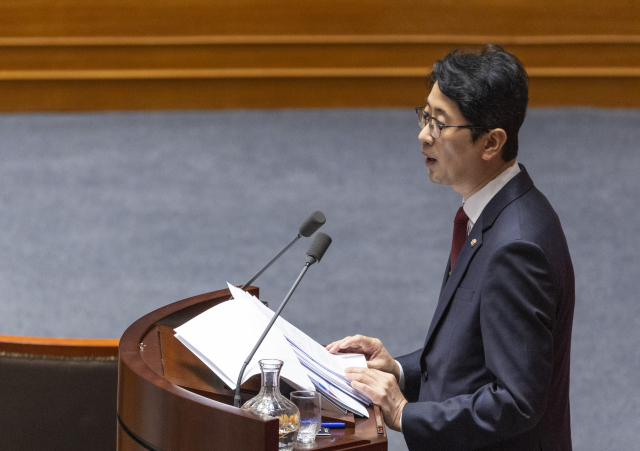 주진우 국민의힘 의원이 지난달 25일 국회에서 상법 개정안 처리와 관련해 무제한 토론(필리버스터)을 하고 있다. 연합뉴스