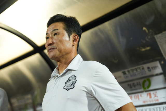 6일 충북청주와의 고별전에서 그라운드를 바라보는 이을용 감독. 사진 제공=경남FC
