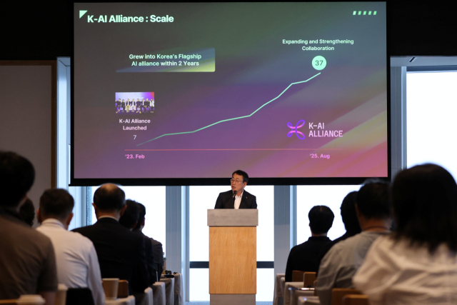 SK텔레콤은 지난 5일 일본 도쿄에서 ‘K-AI 얼라이언스 글로벌 밋업(K-AI Alliance Global Meetup in Tokyo)’을 개최, 일본 산업계에 한국 AI 기술과 서비스를 알리는 자리를 가졌다고 7일 밝혔다. 사진은 유영상 SK텔레콤 대표가 ‘K-AI 얼라이언스 글로벌 밋업’행사에서 개회사를 진행하는 모습. 사진제공=SK텔레콤