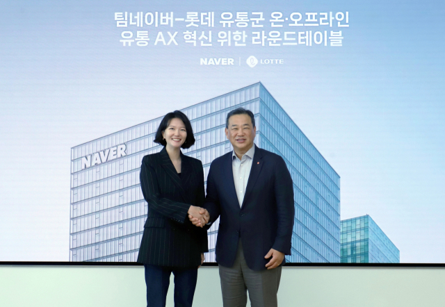 김상현(오른쪽) 롯데 유통군 총괄대표 부회장과 최수연 네이버 대표가 5일 경기도 성남의 네이버 1784에서 유통 AX 혁신을 위한 전략적 업무 제휴를 체결하고 있다. 사진=롯데 유통군