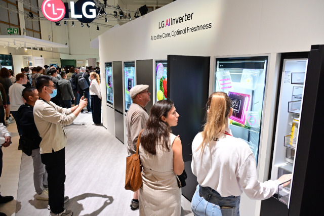 LG전자가 지난 5일(현지시간) 개막한 유럽 최대 가전 전시회 'IFA 2025'에 참가해 일상으로 다가온 'LG AI홈' 솔루션을 공개했다. LG전자는 유럽 고객의 라이프스타일에 최적화된 LG전자의 AI 가전 신제품과 실생활에서 바로 활용할 수 있는 'LG AI 홈' 솔루션 등을 선보이며 관람객들의 눈길을 사로잡았다. 사진제공=LG전자