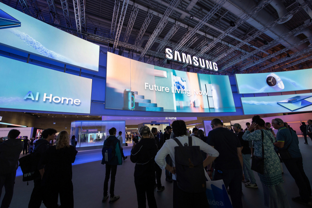 5일(현지시간)부터 9일까지 IFA 2025가 열리고 있는 독일 베를린 메세 베를린(Messe Berlin) 내 단독 전시장인 시티 큐브 베를린(City Cube Berlin) 삼성전자 전시관에서 관람객들이 미디어 파사드를 바라보고 있다. 이번 전시에서 구현된 삼성 AI 홈은 사용자와 가족을 이해하고 알아서 맞춰주는 초개인화된 경험을 제공한다. 사진 제공=삼성전자