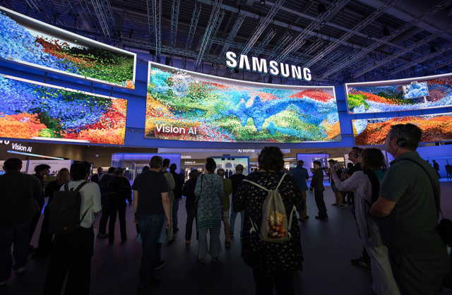 5일(현지시간)부터 9일까지 IFA 2025가 열리고 있는 독일 베를린 메세 베를린(Messe Berlin) 내 단독 전시장인 시티 큐브 베를린(City Cube Berlin) 삼성전자 전시관에서 관람객들이 미디어 파사드를 바라보고 있다. 이번 전시에서 구현된 삼성 AI 홈은 사용자와 가족을 이해하고 알아서 맞춰주는 초개인화된 경험을 제공한다. 사진 제공=삼성전자