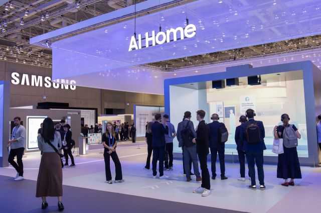 5일(현지시간)부터 9일까지 IFA 2025가 열리고 있는 독일 베를린 메세 베를린(Messe Berlin) 내 단독 전시장인 시티 큐브 베를린(City Cube Berlin) 삼성전자 전시관에서 관람객들이 AI 홈 리빙 존을 체험하고 있다. 이번 전시에서 구현된 삼성 AI 홈은 사용자와 가족을 이해하고 알아서 맞춰주는 초개인화된 경험을 제공한다. 사진 제공=삼성전자