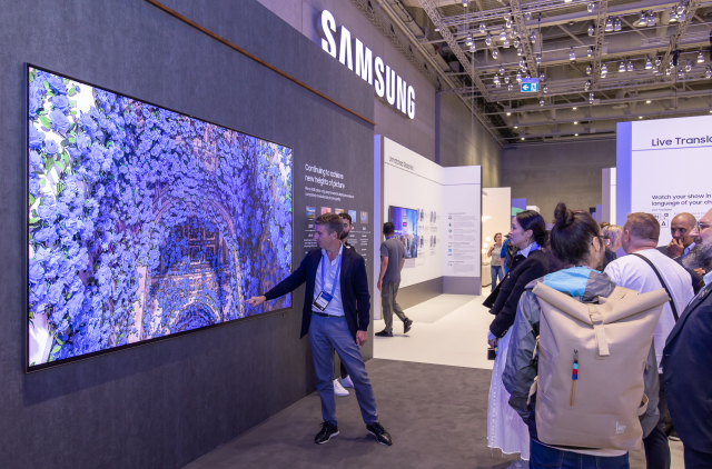 5일(현지시간)부터 9일까지 IFA 2025가 열리고 있는 독일 베를린 메세 베를린(Messe Berlin) 내 단독 전시장인 시티 큐브 베를린(City Cube Berlin) 삼성전자 전시관에서 관람객들이 115형 마이크로 RGB TV를 체험하고 있다. 이번 전시에서 구현된 삼성 AI 홈은 사용자와 가족을 이해하고 알아서 맞춰주는 초개인화된 경험을 제공한다. 사진 제공=삼성전자