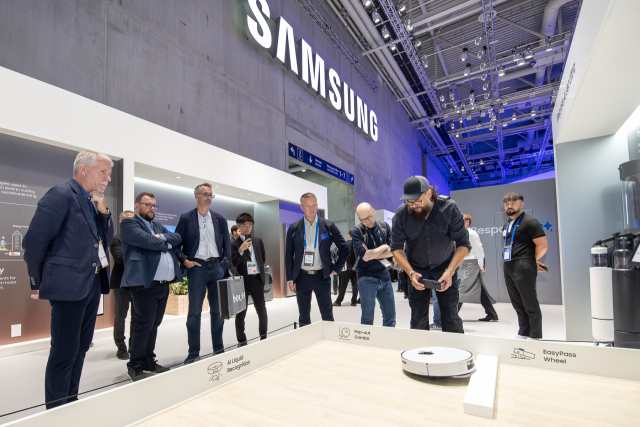 5일(현지시간)부터 9일까지 IFA 2025가 열리고 있는 독일 베를린 메세 베를린(Messe Berlin) 내 단독 전시장인 시티 큐브 베를린(City Cube Berlin) 삼성전자 전시관에서 관람객들이 비스포크 AI 스팀을 바라보고 있다. 이번 전시에서 구현된 삼성 AI 홈은 사용자와 가족을 이해하고 알아서 맞춰주는 초개인화된 경험을 제공한다. 사진 제공=삼성전자