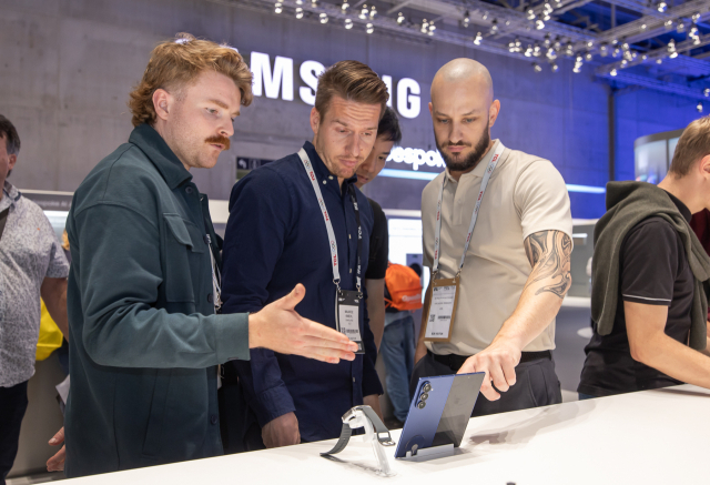 5일(현지시간)부터 9일까지 IFA 2025가 열리고 있는 독일 베를린 메세 베를린(Messe Berlin) 내 단독 전시장인 시티 큐브 베를린(City Cube Berlin) 삼성전자 전시관에서 관람객들이 갤럭시 Z 폴드 7를 두고 얘기하고 있다. 이번 전시에서 구현된 삼성 AI 홈은 사용자와 가족을 이해하고 알아서 맞춰주는 초개인화된 경험을 제공한다. 사진 제공=삼성전자